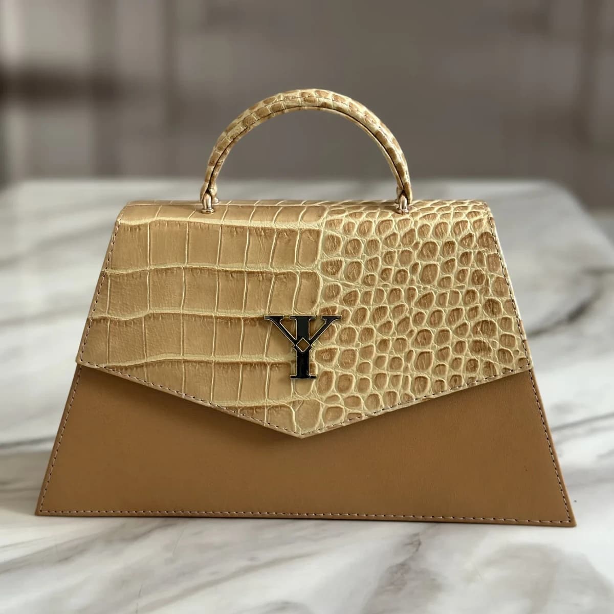 Jigéen Croco Camel — Cuir embossé crocodile, coloris camel